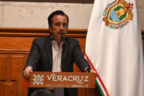 El gobernador Cuitláhuac García Jiménez informó que se mantiene el operativo en Maltrata por el combate al fuego conjunto con CONAFOR, SEDEMA, SEDENA y PC, con un control del 40%. La afectación es de 125 hectáreas y se investigan las causas que lo originaron.