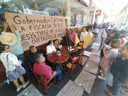 Cafetaleros de Ixhuatlán del Café que fueron acusados de provocar un incendio en las instalaciones de la empresa AMSA, exigen al gobernador Cuitláhuac García que la Fiscalía desista de su acusación, ante las pruebas falsas que se han utilizado. 