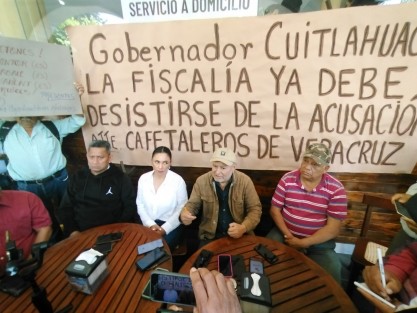 Cafetaleros de Ixhuatlán del Café que fueron acusados de provocar un incendio en las instalaciones de la empresa AMSA, exigen al gobernador Cuitláhuac García que la Fiscalía desista de su acusación, ante las pruebas falsas que se han utilizado. 