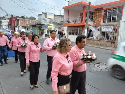 Tras la Misa Crismal presidida por el Arzobispo de Xalapa, Jorge Carlos Patrón Wong en el Seminario Mayor, grupos de fieles de las distintas parroquias peregrinaron con los Santos óleos hacia sus respectivos templos ´por calles de la ciudad. 