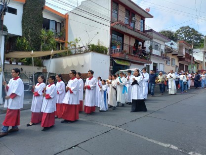 Tras la Misa Crismal presidida por el Arzobispo de Xalapa, Jorge Carlos Patrón Wong en el Seminario Mayor, grupos de fieles de las distintas parroquias peregrinaron con los Santos óleos hacia sus respectivos templos ´por calles de la ciudad. 