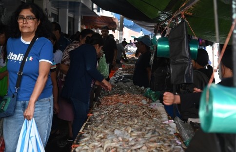 En este jueves de Semana Santa lucen abarrotadas la mayoría de las pescaderías de la zona de La Rotonda. A decir de los comerciantes, mañana es el día más fuerte en ventas. 
