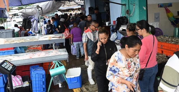 En este jueves de Semana Santa lucen abarrotadas la mayoría de las pescaderías de la zona de La Rotonda. A decir de los comerciantes, mañana es el día más fuerte en ventas. 