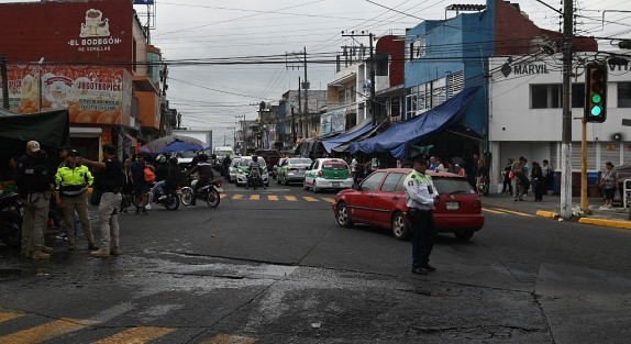 Como es conocido, la zona cuenta con pocos sitios para estacionarse, mientrasTransito y elementos de la Policía Municipal vigilan el lugar. 