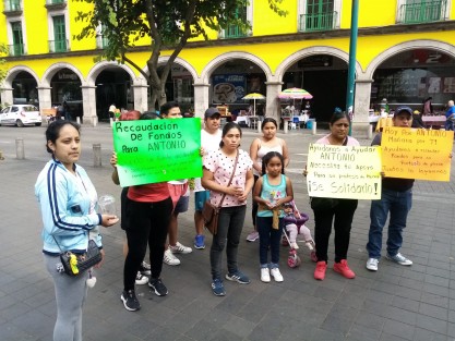 Familiares de Antonio, joven que perdió su pierna en un accidente, solicitan ayuda para conseguir una prótesis. 