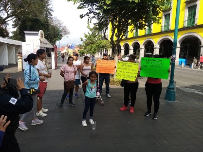 Familiares de Antonio, joven que perdió su pierna en un accidente, solicitan ayuda para conseguir una prótesis. 