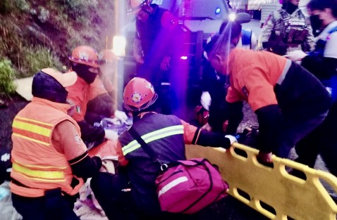 La circulación se vio afectada durante las labores de emergencia. Diversos cuerpos Policiacos abanderaron la zona. El piso mojado fue la probable causa del accidente.