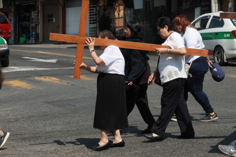 Las distintas parroquias de Xalapa realizaron esta mañana de Viernes Santo los tradicionales Vía Crucis por calles de la capital veracruzana. 