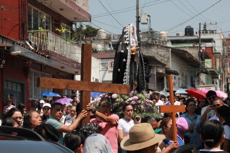 Las distintas parroquias de Xalapa realizaron esta mañana de Viernes Santo los tradicionales Vía Crucis por calles de la capital veracruzana. 