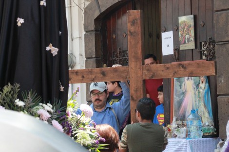 Las distintas parroquias de Xalapa realizaron esta mañana de Viernes Santo los tradicionales Vía Crucis por calles de la capital veracruzana. 