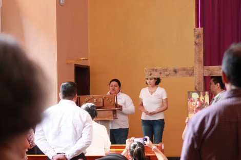 Por la tarde en los templos se celebrará la adoración de la Santa Cruz, que si bien es la real celebración de la Iglesia Católica para este día, cuenta con menor asistencia que las procesiones. 