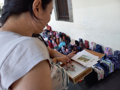 Arte y artesanía en los bajos del Palacio de Gobierno en Xalapa, Ver., para que los visitantes se lleven un recuerdito.