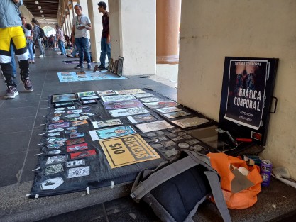Arte y artesanía en los bajos del Palacio de Gobierno en Xalapa, Ver., para que los visitantes se lleven un recuerdito.