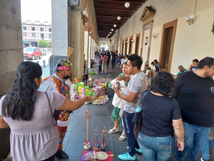 Arte y artesanía en los bajos del Palacio de Gobierno en Xalapa, Ver., para que los visitantes se lleven un recuerdito.