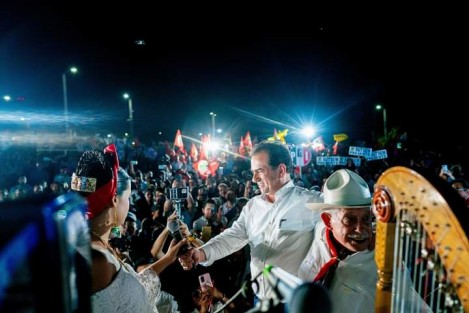 El candidato a la gubernatura por la coalición Fuerza y Corazón por Veracruz, José Yunes Zorrilla, inició su campaña en Boca del Río, en los primeros  minutos de este domingo.