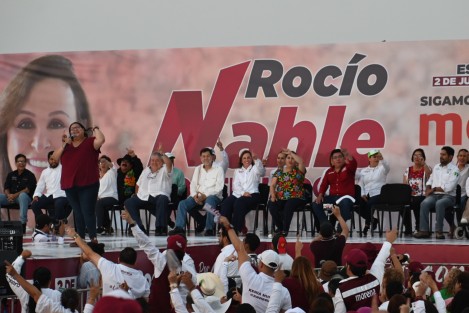 La candidata de Morena a la gubernatura de Veracruz, Rocío Nahle, arrancó este domingo su campaña en la Macroplaza del Malecón del puerto de Veracruz, acompañada de dirigentes partidistas de la alianza Juntos Sigamos Haciendo Historia, así como candidatos a diputados y senadores. 