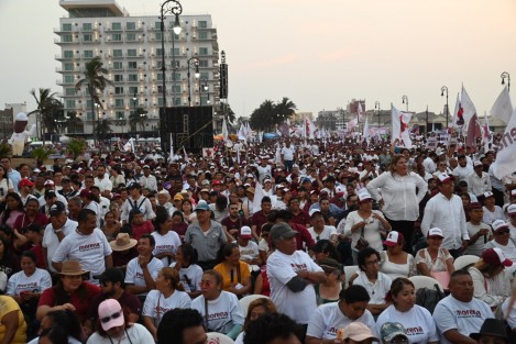 La candidata de Morena a la gubernatura de Veracruz, Rocío Nahle, arrancó este domingo su campaña en la Macroplaza del Malecón del puerto de Veracruz, acompañada de dirigentes partidistas de la alianza Juntos Sigamos Haciendo Historia, así como candidatos a diputados y senadores. 