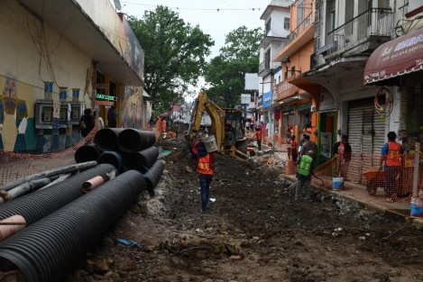 Así se aprecian los trabajos de introducción de drenaje y re pavimentación de la calle Lucio en la capital. 
