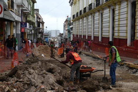 Así se aprecian los trabajos de introducción de drenaje y re pavimentación de la calle Lucio en la capital. 