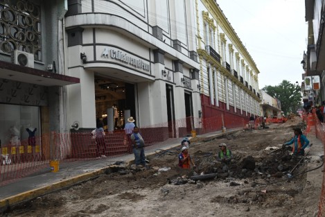 Así se aprecian los trabajos de introducción de drenaje y re pavimentación de la calle Lucio en la capital. 