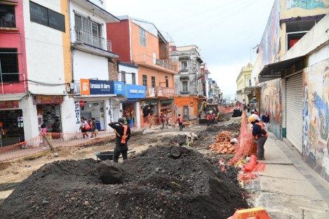 Así se aprecian los trabajos de introducción de drenaje y re pavimentación de la calle Lucio en la capital. 