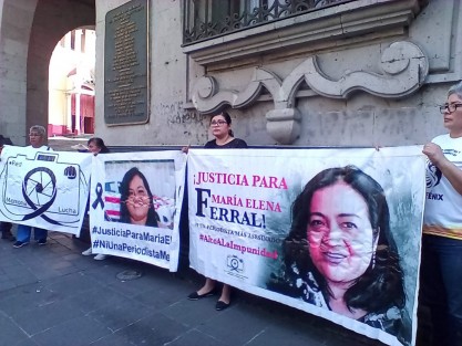 María Fernanda de Luna, hija de la periodista asesinada María Elena Ferral, se manifestó junto al Palacio de Gobierno para exigir justicia en el caso. Dijo temer por su vida luego de que uno de los detenidos quedó en libertad en febrero. 