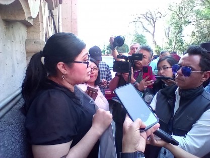 María Fernanda de Luna, hija de la periodista asesinada María Elena Ferral, se manifestó junto al Palacio de Gobierno para exigir justicia en el caso. Dijo temer por su vida luego de que uno de los detenidos quedó en libertad en febrero. 