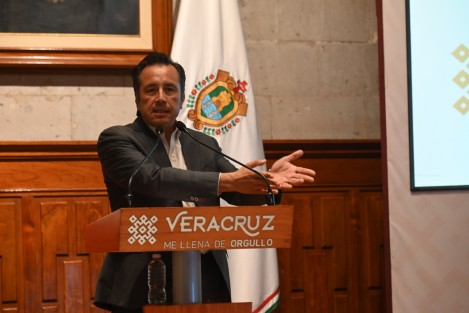 El gobernador Cuitláhuac García Jiménez informó que la Fiscalía General del Estado sigue dos líneas de investigación en torno al asesinato de tres personas en Castillo de Teayo. Según primeros informes se trató de un ataque directo contra una de las personas por sus actividades ilícitas, agregó. 