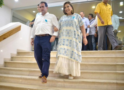 Al recibir en esta Veracruz a la candidata a la Presidencia de la República por la coalición Fuerza y Corazón por México, Xóchitl Gálvez Ruiz, Pepe Yunes aseguró que, ante las mentiras de Morena y después de cinco años del peor gobierno que ha tenido Veracruz, a partir del 1 de diciembre, habrá acciones concretas que permitirán revertir el rezago carretero y el abandono a la infraestructura en que está sumida la entidad.