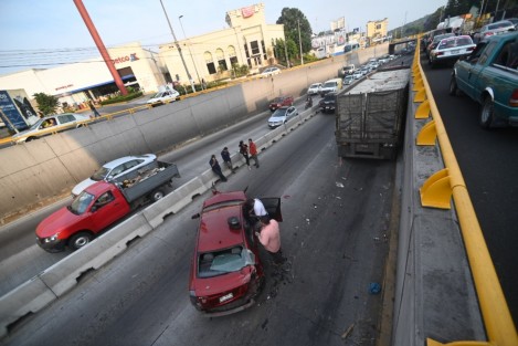 Sobre la avenida Lázaro Cárdenas, justo abajo el distribuidor Araucarias, un camión cargado con block , se  llevó a 3 vehículos luego de supuestamente quedarse sin frenos.