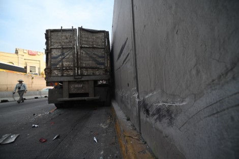 Sobre la avenida Lázaro Cárdenas, justo abajo el distribuidor Araucarias, un camión cargado con block , se  llevó a 3 vehículos luego de supuestamente quedarse sin frenos.