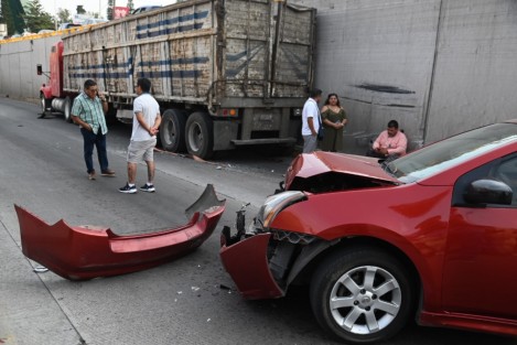 Al menos dos personas resultaron heridas.  El conductor responsable se dio a la fuga. El tráfico con dirección a Veracruz se vio seriamente afectado.
