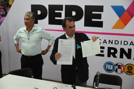 Ante medios de comunicación de Xalapa el candidato a la gubernatura, José Yunes Zorrilla, mostró la denuncia que presentó en contra de Rocío Nahle, tras darse a conocer las presuntas propiedades que adquirió la candidata de MORENA