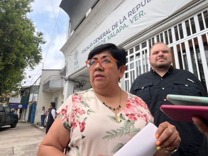 La ex jueza Angélica Sánchez, acompañada del coordinador de MC en Veracruz, Sergio Gil Rullán, compareció en la oficinas de la FGR en la ciudad de Xalapa por la acusación de llevar un arma de fuego cuando fue detenida hace meses.