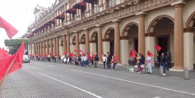 Antorchistas tomaron este jueves la bandera de la escasez de agua para manifestarse frente al Palacio de Gobierno. Responsabilizaron de problema a las autoridades federales y estatales. 