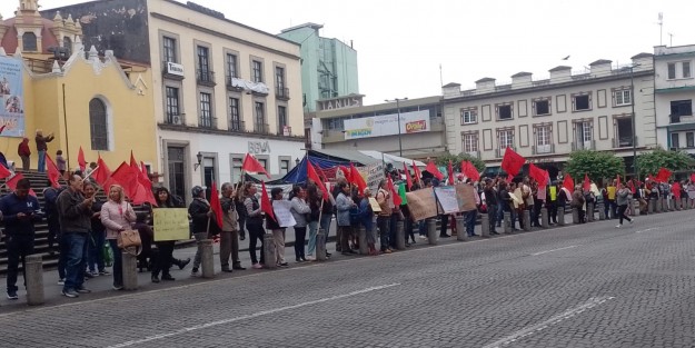 Antorchistas tomaron este jueves la bandera de la escasez de agua para manifestarse frente al Palacio de Gobierno. Responsabilizaron de problema a las autoridades federales y estatales. 