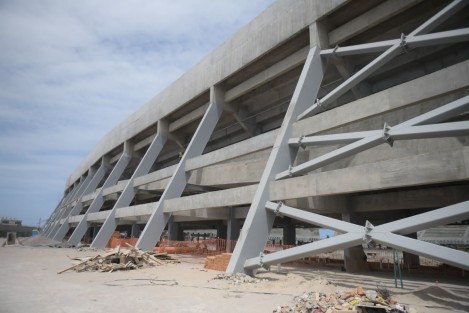  La primera de tres etapas de la reconstrucción del estadio Luis Pirata Fuentes ya registra un 98 por ciento de avance, mientras que la segunda ya inició para no retrasar las obras y lleva aproximadamente un 12 por ciento. Con esto, se asegura que el renovado recinto estará listo para estrenarse durante este año.