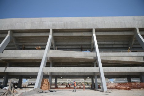 En la segunda etapa se cimentarán las torres de los palcos 1 y 4 en las esquinas de las gradas, el armado y colado de muros en torres 2 y 3, muros de tabique en baños y áreas comerciales, y colocación de tubería en instalaciones hidráulicas y sanitarias.