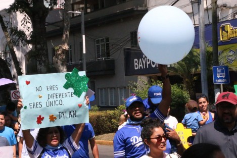 En el marco del Día Mundial de Concienciación sobre el Autismo 2024, que se conmemoró el 2 de abril, decenas de personas marcharon hasta el centro de Xalapa para hacer visible los obstáculos que enfrentan las personas con esta condición.
