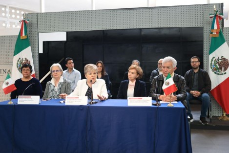 La canciller mexicana Alicia Bárcena ofreció conferencia de prensa desde el aeropuerto de la CDMX junto con el cuerpo diplomático en el Ecuador, mismo que arribó este domingo. La funcionaria dijo que acudirán a la Corte Internacional por la irrupción de la policía ecuatoriana. 