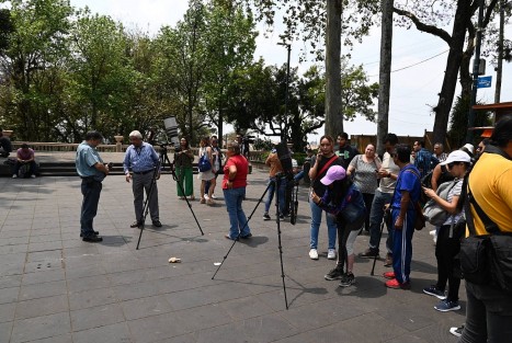 Algunas personas y fotógrafos se reunieron en el parque Juárez, de la ciudad de Xalapa para ver el eclipse. 
