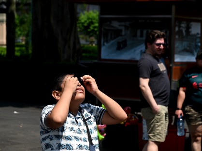 Algunas personas y fotógrafos se reunieron en el parque Juárez, de la ciudad de Xalapa para ver el eclipse. 