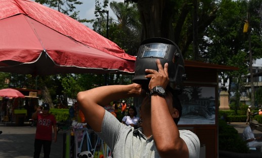 Algunas personas y fotógrafos se reunieron en el parque Juárez, de la ciudad de Xalapa para ver el eclipse. 