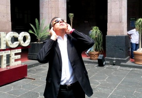 El gobernador  Cuitláhuac García Jiménez y algunos funcionarios  vieron el fenómeno natural desde patio central de palacio de gobierno.