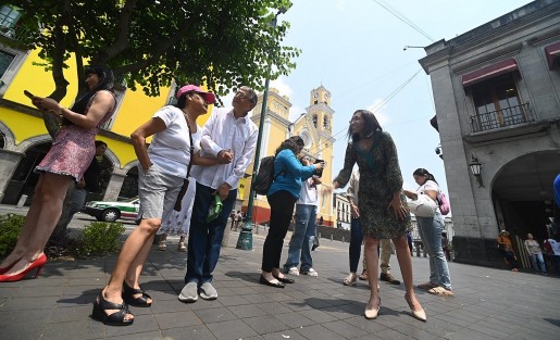 El gobernador  Cuitláhuac García Jiménez y algunos funcionarios  vieron el fenómeno natural desde patio central de palacio de gobierno.