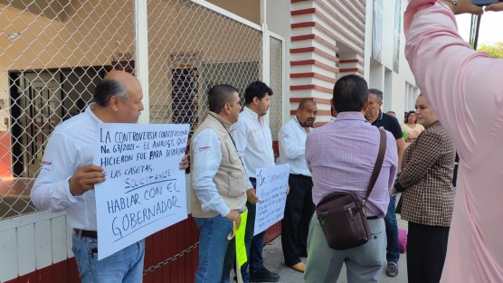 Inspectores del área de Ganadería de la SEDARPA se manifestaron en la entrada de las oficinas. Exigen pagos de viáticos y alimentos, así como la destitución de Luis Alberto Montes, a quien acusan de corrupción. Fueron atendidos por personal de la dependencia.