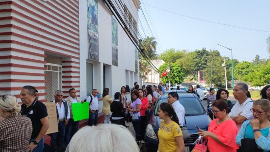 Inspectores del área de Ganadería de la SEDARPA se manifestaron en la entrada de las oficinas. Exigen pagos de viáticos y alimentos, así como la destitución de Luis Alberto Montes, a quien acusan de corrupción. Fueron atendidos por personal de la dependencia.
