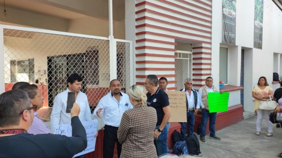 Inspectores del área de Ganadería de la SEDARPA se manifestaron en la entrada de las oficinas. Exigen pagos de viáticos y alimentos, así como la destitución de Luis Alberto Montes, a quien acusan de corrupción. Fueron atendidos por personal de la dependencia.