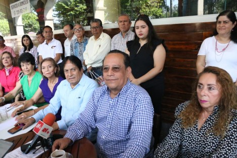 Abogados de la región de Xalapa reprocharon que la candidata de MORENA a la gubernatura, Rocío Nahle, se cuelgue de la lucha feminista acusando violencia de género por los señalamientos de enriquecimiento ilícito que han realizado personas afines a partidos de oposición a la candidata.