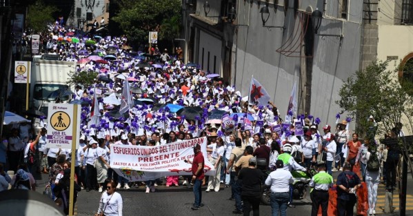 Cientos de mujeres provenientes de diversos puntos de la entidad marcharon en el centro de Xalapa hacia el OPLE, para exigir al organismo electoral local el cese de lo que consideran violencia de género contra la candidata de MORENA a la gubernatura del estado, Rocío Nahle. 